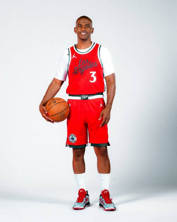 保罗出现在三号球衣中：泪水退回快船新闻发布会